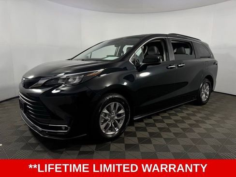 Used 2024 Toyota Sienna XLE image 3