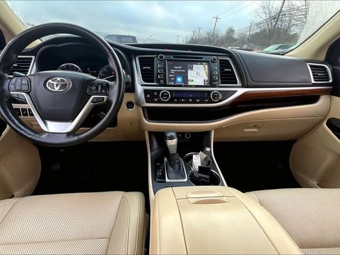 Used 2017 Toyota Highlander Limited image 16