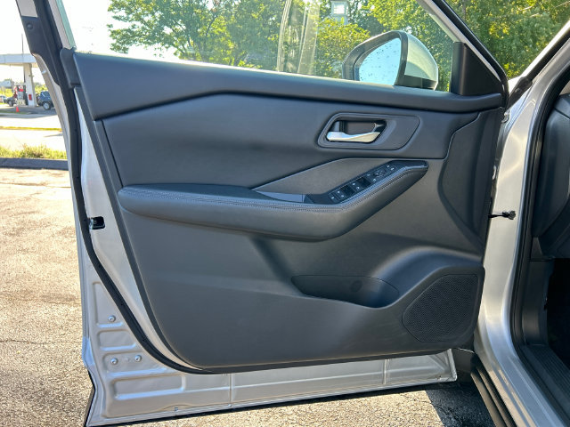 Certified 2025 Nissan Rogue SV AWD/4WD image 12