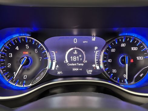 Used 2024 Chrysler Pacifica Touring-L image 16