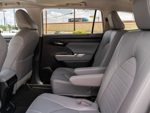 Used 2023 Toyota Highlander XLE FWD image 15