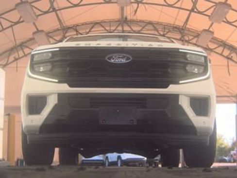 Used 2025 Ford Expedition Active AWD/4WD image 4