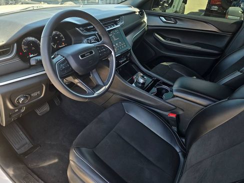 Used 2023 Jeep Grand Cherokee Altitude RWD image 9