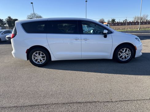 Used 2023 Chrysler Voyager LX image 6