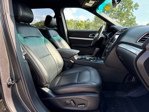 Used 2017 Ford Explorer XLT w/ Equipment Group 202A FWD image 11