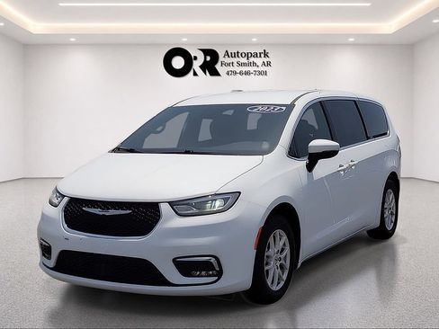 Used 2023 Chrysler Pacifica Touring-L FWD image 2