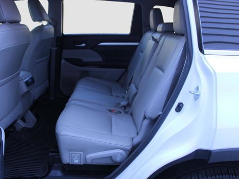 Used 2017 Toyota Highlander XLE image 36