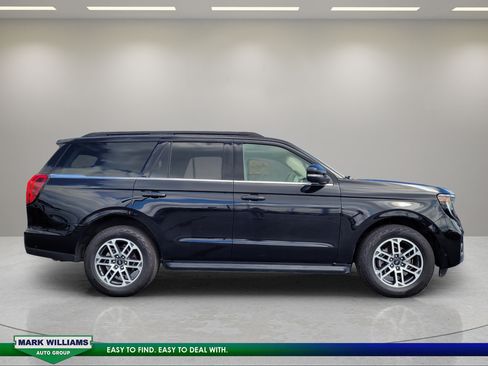 Used 2025 Ford Expedition Active AWD/4WD image 2