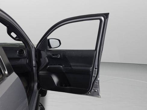 Used 2020 Toyota Tacoma SR5 image 26