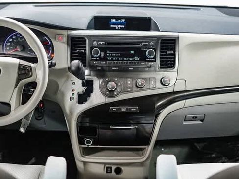 Used 2012 Toyota Sienna LE w/ Towing Pkg image 12