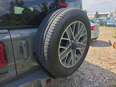 Used 2022 Jeep Wrangler Unlimited Sahara AWD/4WD image 16