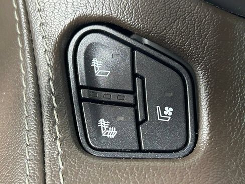 Used 2020 Chevrolet Suburban Premier AWD/4WD image 25