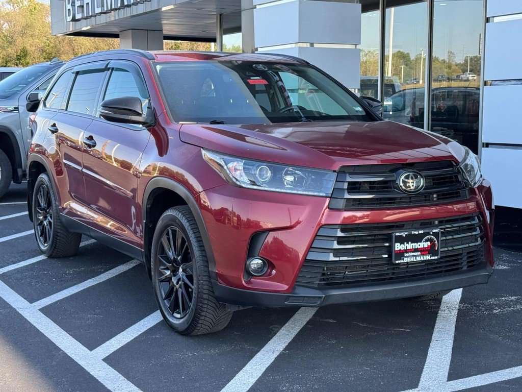 Used 2019 Toyota Highlander SE w/ Nightshade Edition AWD/4WD image 2