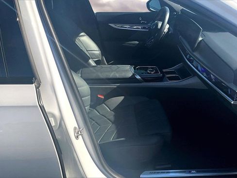 Used 2023 BMW 740i image 29