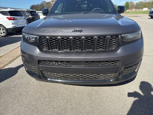 Used 2023 Jeep Grand Cherokee L Laredo image 4