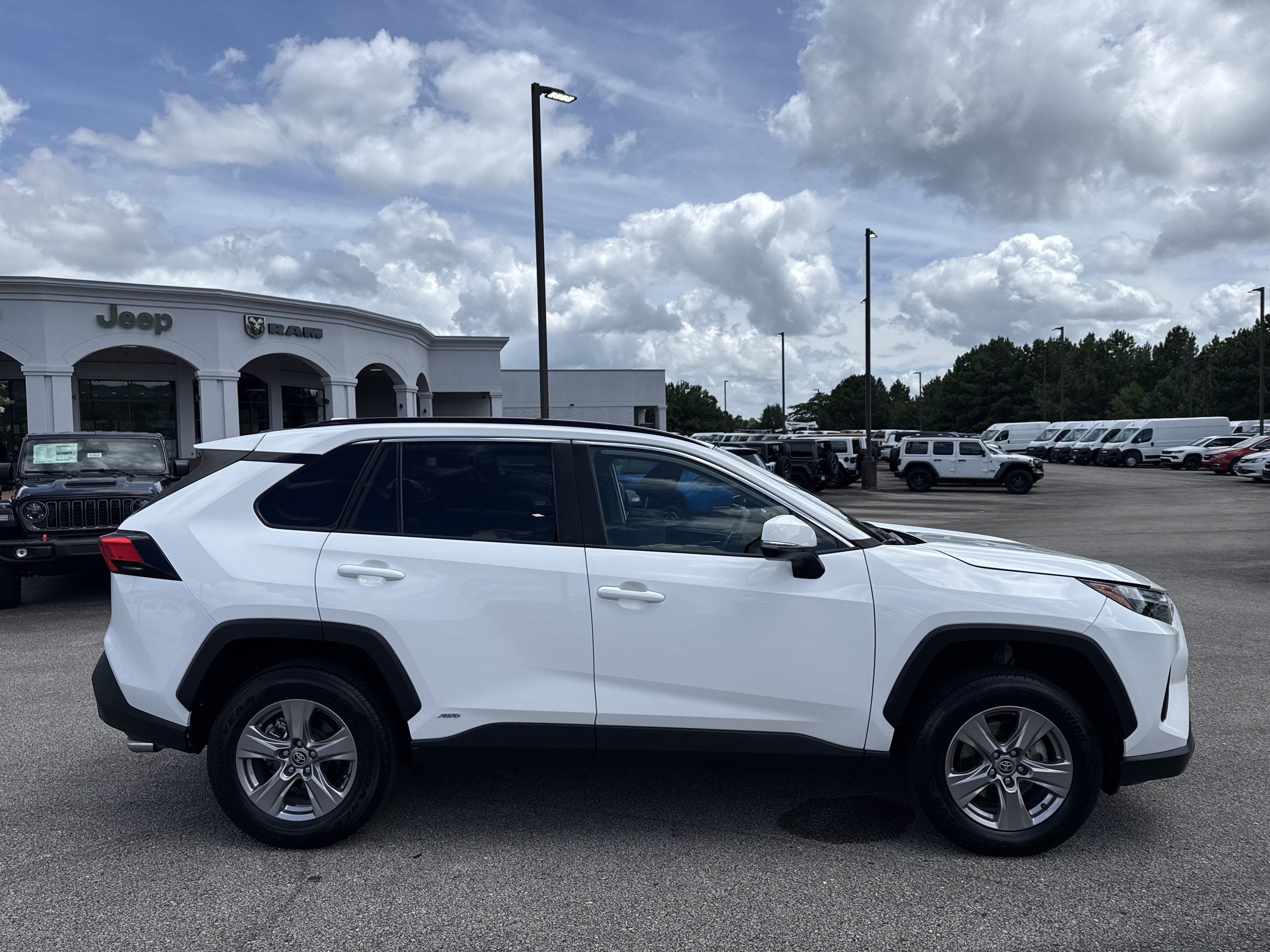 Used 2024 Toyota RAV4 XLE AWD/4WD image 8
