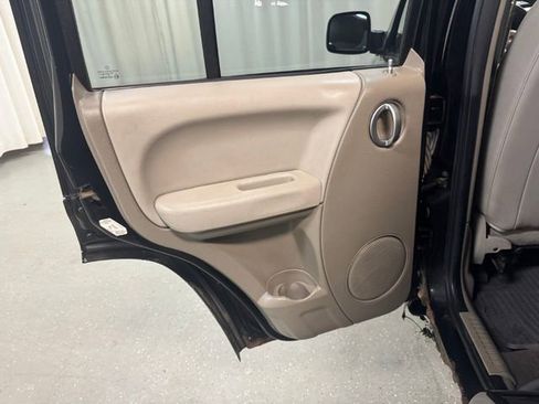Used 2005 Jeep Liberty Limited image 25
