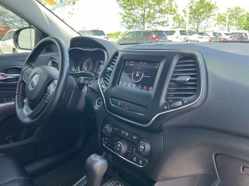 Used 2019 Jeep Cherokee Latitude Plus w/ Comfort/Convenience Group FWD image 34