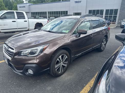 Used 2019 Subaru Outback 3.6R Limited AWD/4WD image 1