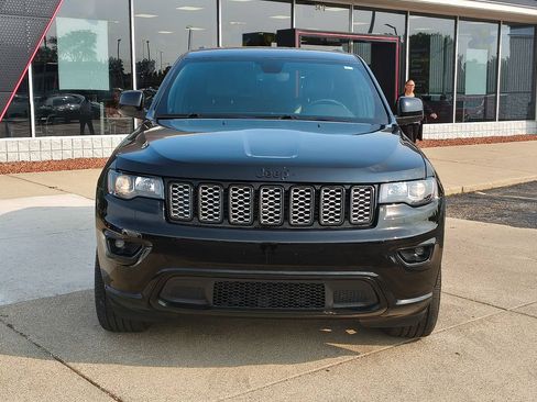 Used 2018 Jeep Grand Cherokee Altitude AWD/4WD image 14