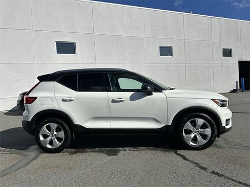 Used 2020 Volvo XC40 T4 Momentum image 6