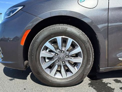 Used 2023 Chrysler Pacifica Limited FWD image 11