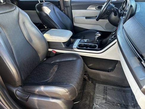 Used 2024 Kia Carnival LX image 9