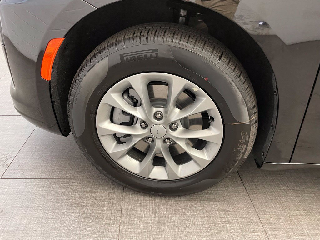 New 2027 Chrysler Pacifica Select AWD/4WD image 8