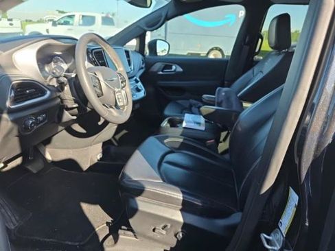 Used 2023 Chrysler Pacifica Touring-L w/ S Appearance Package FWD image 3