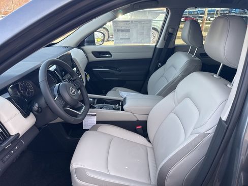 New 2025 Nissan Pathfinder SL image 11
