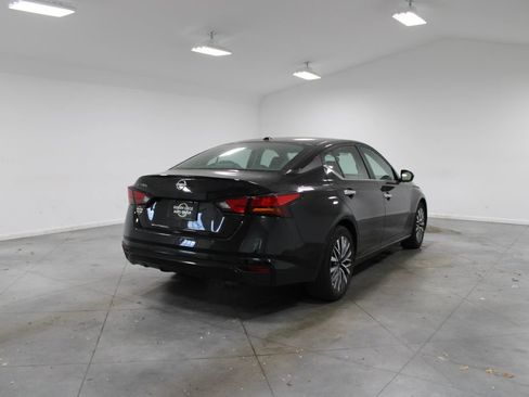 Used 2025 Nissan Altima 2.5 SV FWD image 9