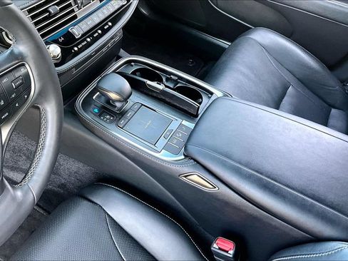 Used 2022 Lexus LS 500 w/ Accessory Package (Z2) RWD image 18