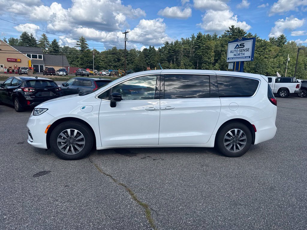 Used 2024 Chrysler Pacifica Limited FWD image 2