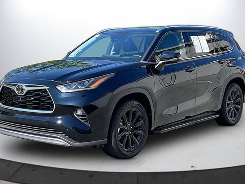 Used 2023 Toyota Highlander Platinum FWD image 4