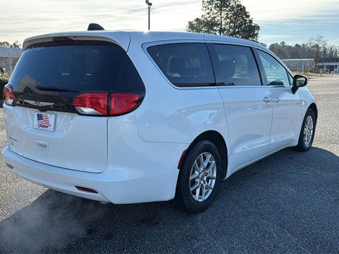 Used 2022 Chrysler Voyager LX image 8