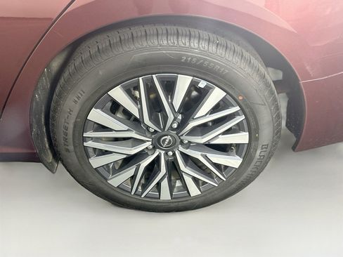 Used 2025 Nissan Altima 2.5 SV FWD image 11