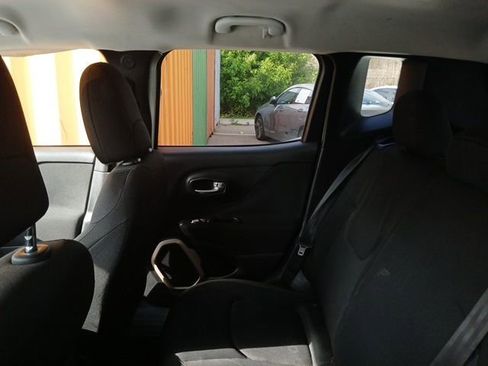 Used 2017 Jeep Renegade Latitude FWD image 13