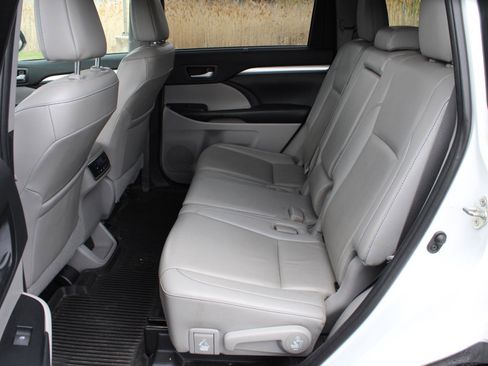 Used 2019 Toyota Highlander XLE AWD/4WD image 18
