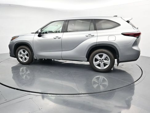 Used 2024 Toyota Highlander LE AWD/4WD image 5