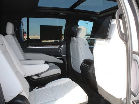Used 2026 Cadillac Escalade ESV Platinum Sport w/ LPO, ONYX Package AWD/4WD image 19