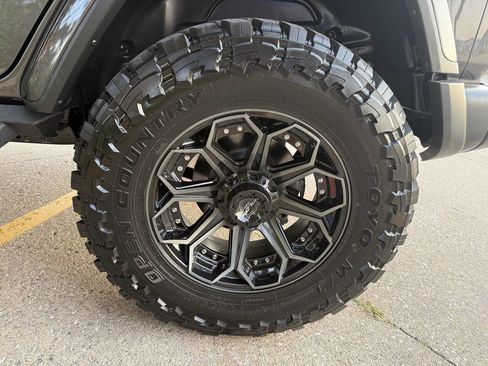 Used 2025 Jeep Wrangler Unlimited Sahara image 25