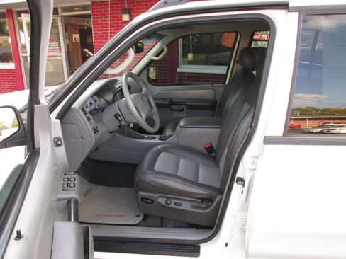 Used 2003 Ford Explorer Sport Trac XLT image 16