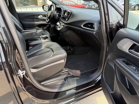 Used 2021 Chrysler Pacifica Touring-L w/ Uconnect Theater Family Group AWD/4WD image 12