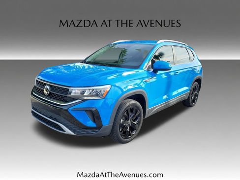 Used 2023 Volkswagen Taos SE w/ Black Wheel Package FWD image 1