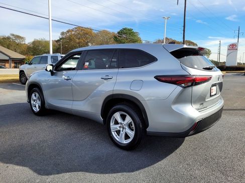 Certified 2024 Toyota Highlander LE image 8