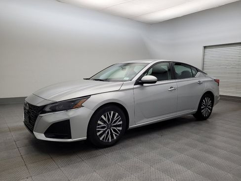 Used 2023 Nissan Altima 2.5 SV image 2