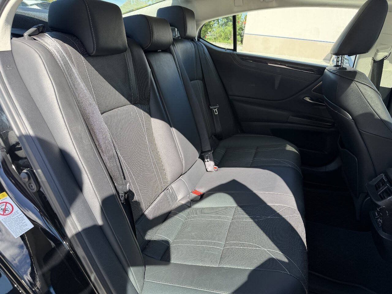 Used 2019 Lexus ES 300h w/ Accessory Package 2 FWD image 10