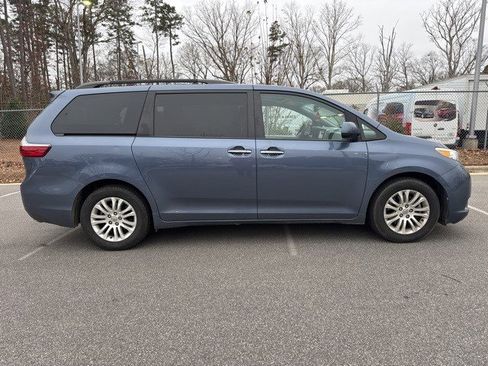 Used 2015 Toyota Sienna XLE image 4
