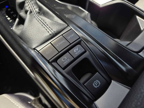 Used 2025 Toyota Camry SE AWD/4WD image 31