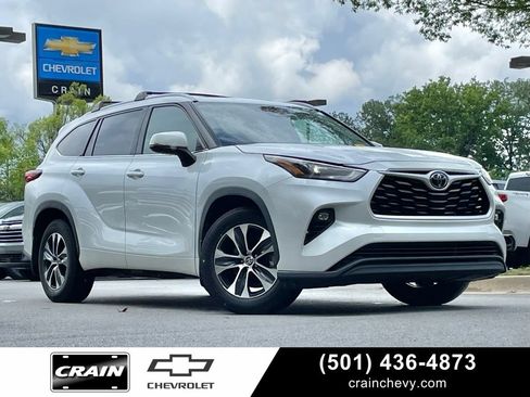 Used 2022 Toyota Highlander XLE AWD/4WD image 1